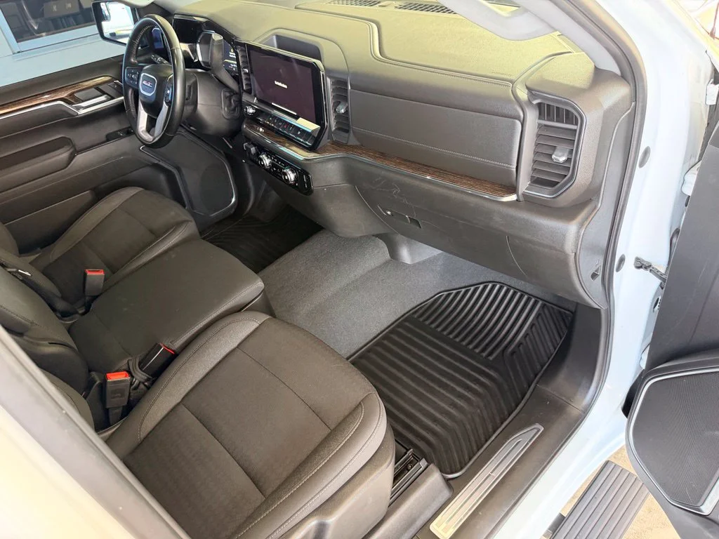 Used 2023 White GMC Elevation image 35