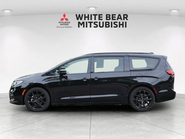 Used 2025 Diamond Black Chrysler Limited image 3