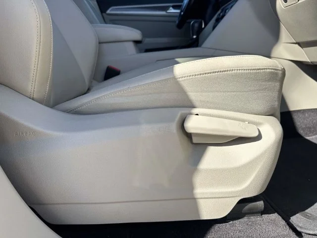 Used 2018 White Volkswagen 3.6L V6 SE image 26