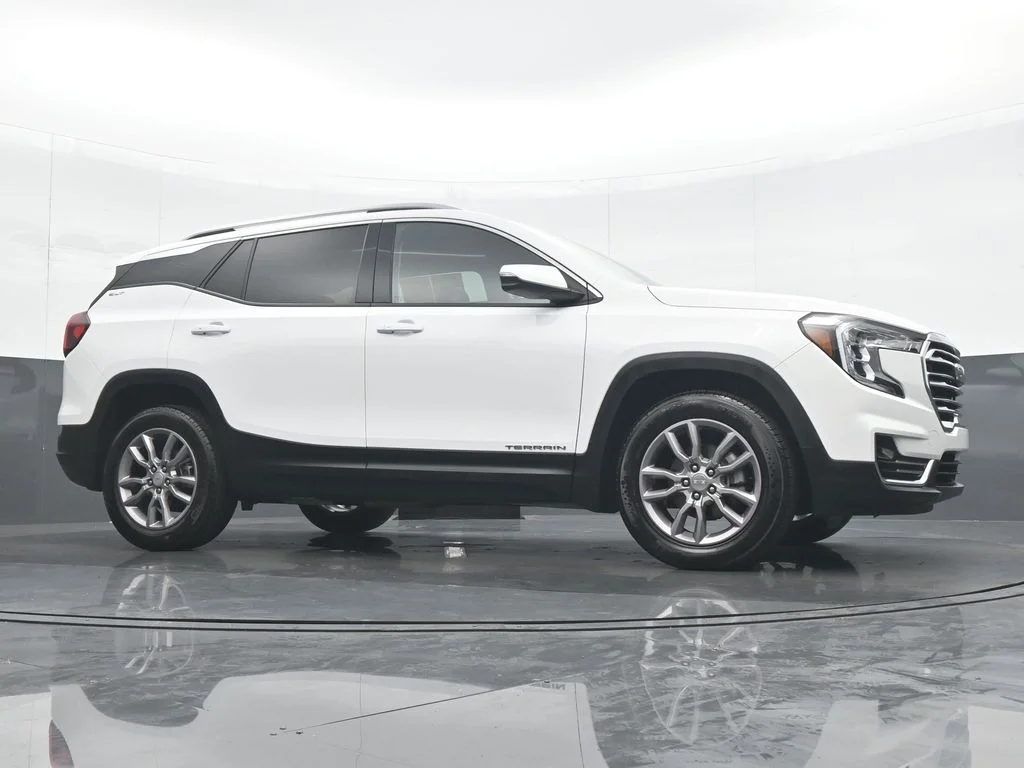 Used 2024 White GMC SLT image 33