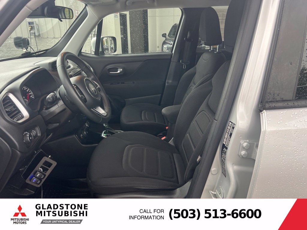 Used 2020 Glacier Metallic Clearcoat Jeep Latitude image 10