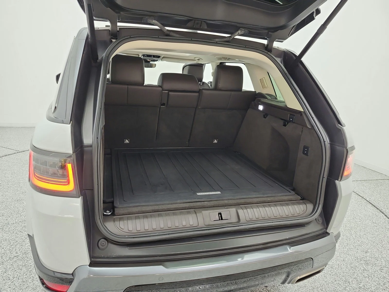 Used 2018 Yulong White Metallic Land Rover Td6 Diesel HSE image 21