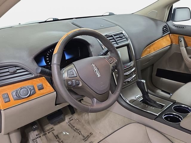 Used 2015 White Lincoln Base image 16