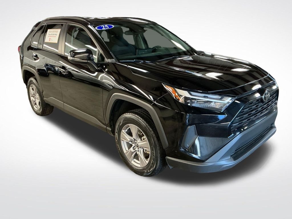 Used 2025  Toyota XLE image 7