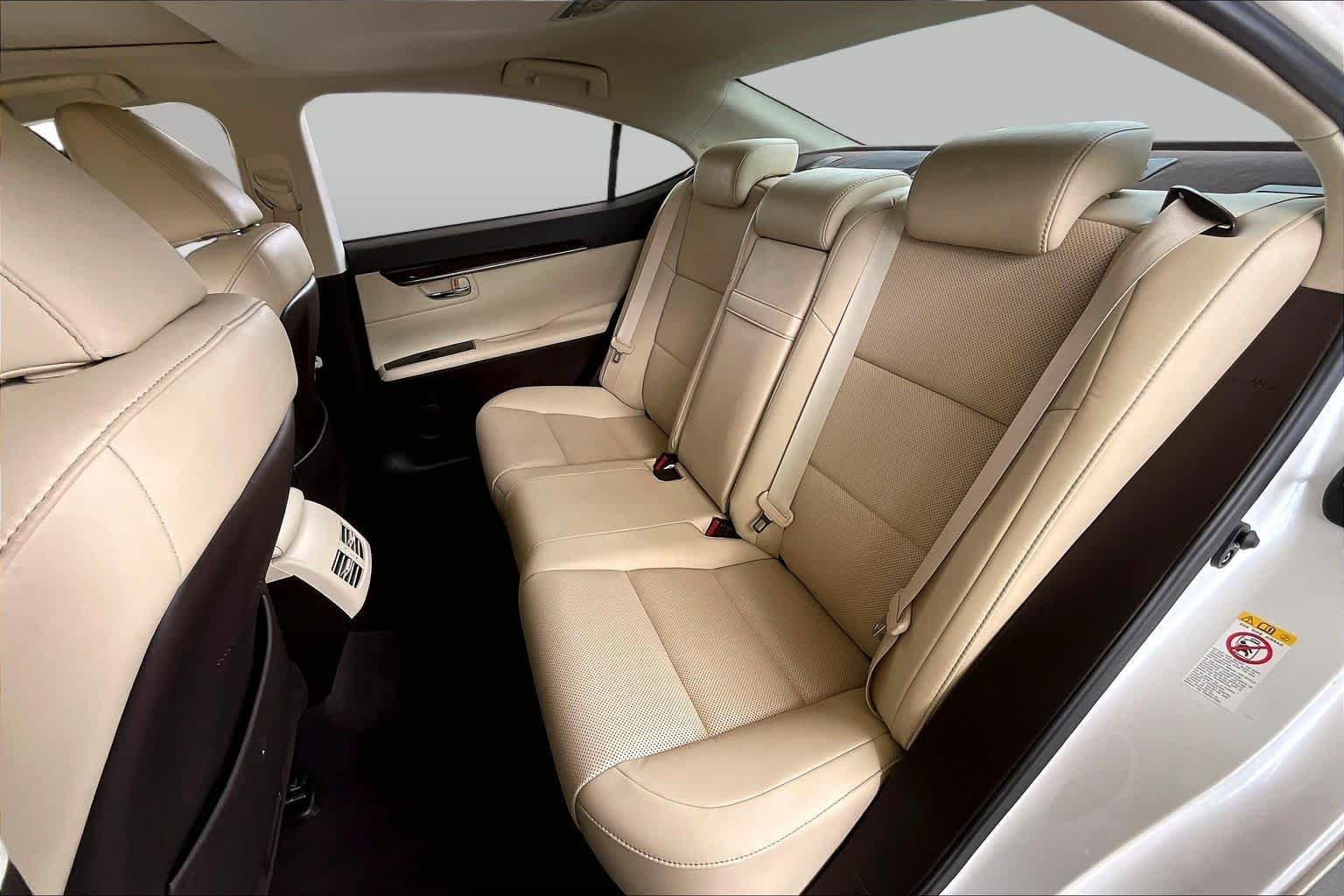 Used 2017 Eminent White Pearl Lexus  image 18