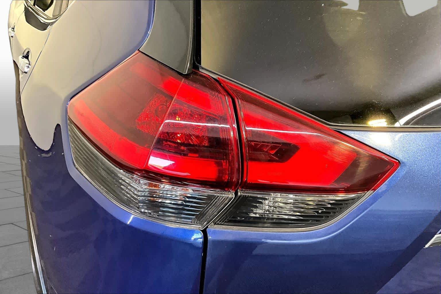 Used 2018 Caspian Blue Nissan SV image 28
