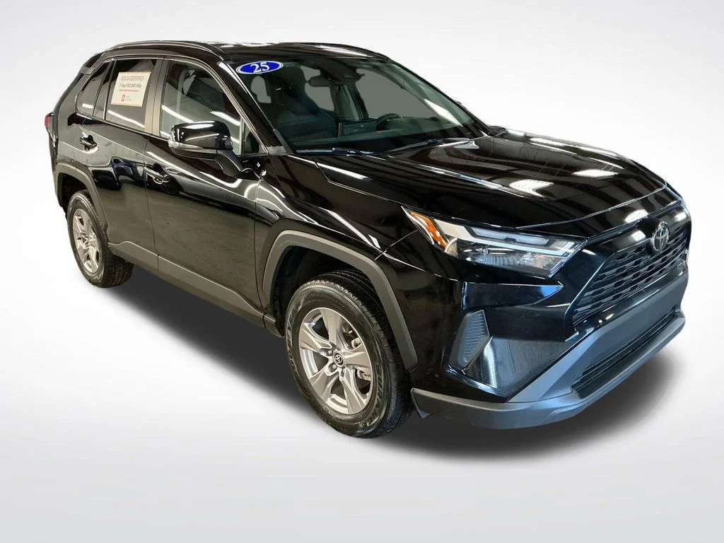 Used 2025  Toyota XLE image 7