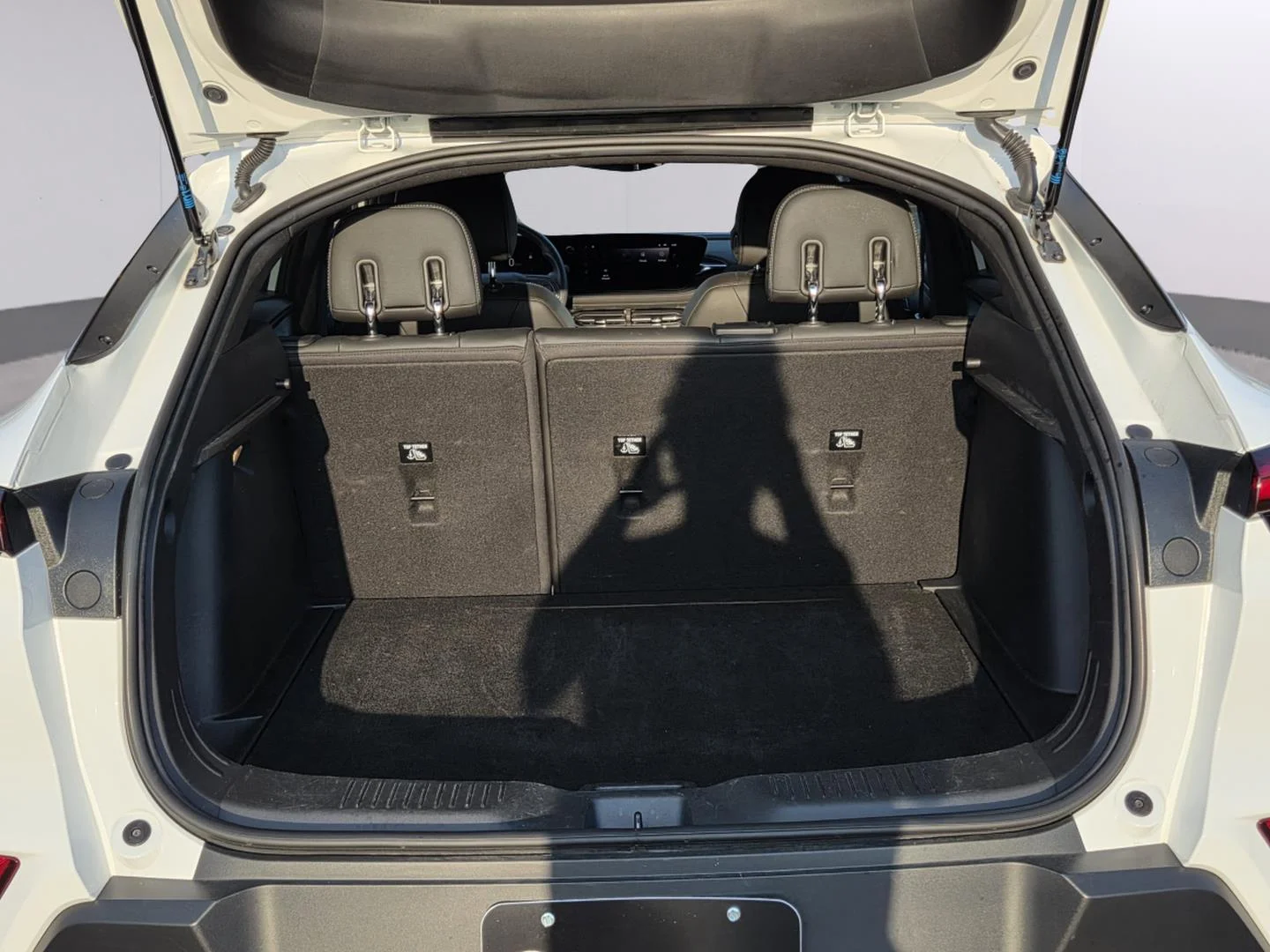 Used 2025 Summit White Buick Preferred image 23