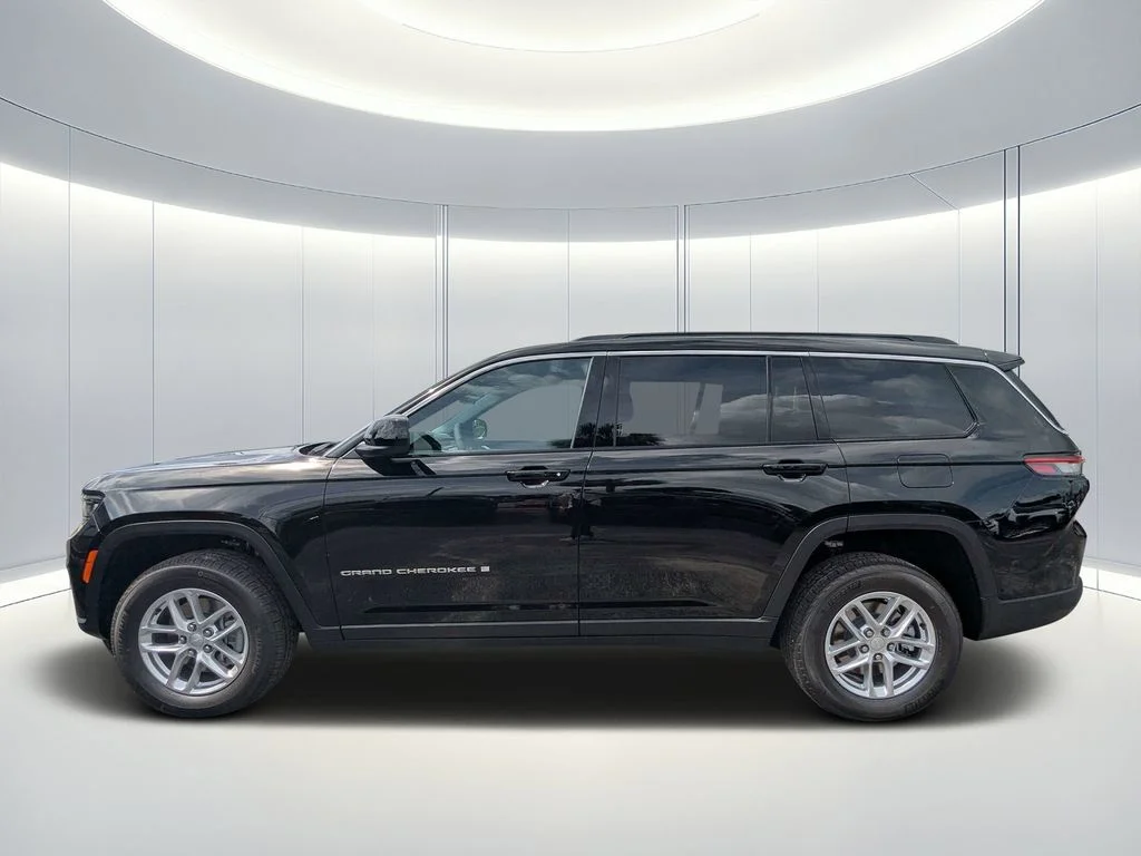 New 2026 Diamond Black Crystal Pearlcoat Jeep Laredo image 7
