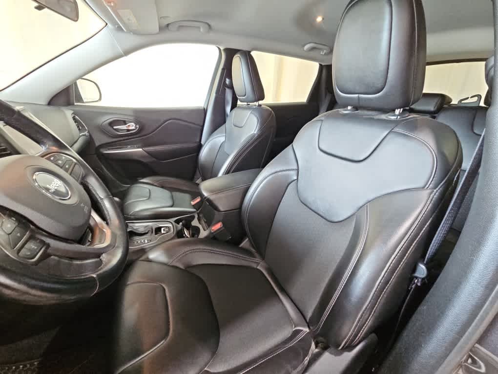 Used 2020 Granite Crystal Metallic Clearcoat Jeep Latitude Plus image 6