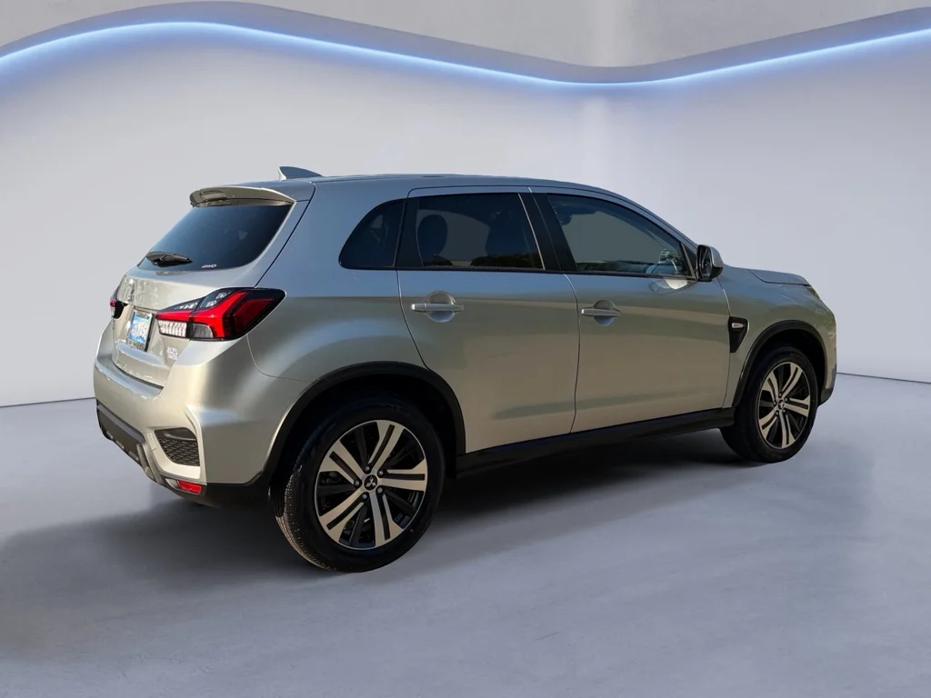 New 2026 Alloy Silver Metallic Mitsubishi SE image 3