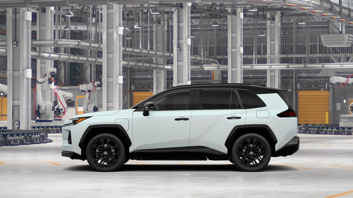 New 2026 Wind Chill Pearl with Midnight Black Metallic roof Toyota XSE image 4
