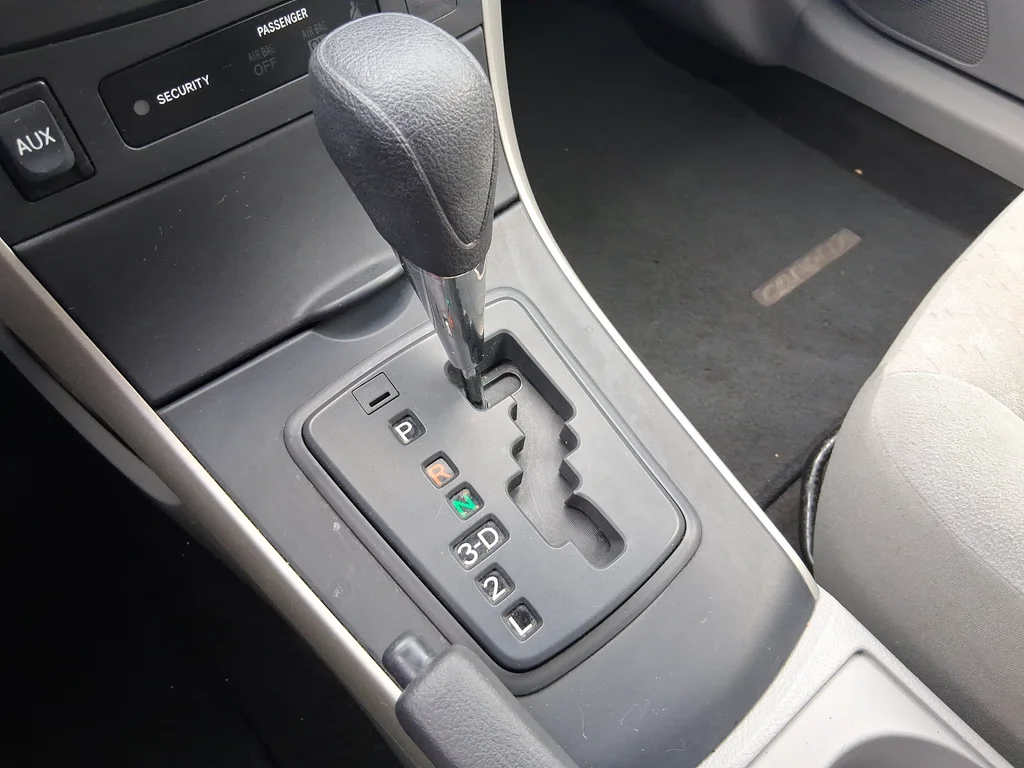 Used 2009 Silver Toyota LE image 34