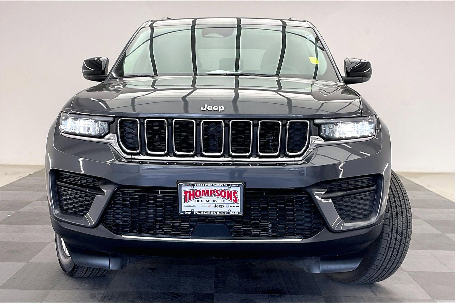 2023 Jeep Grand Cherokee Laredo photo 2