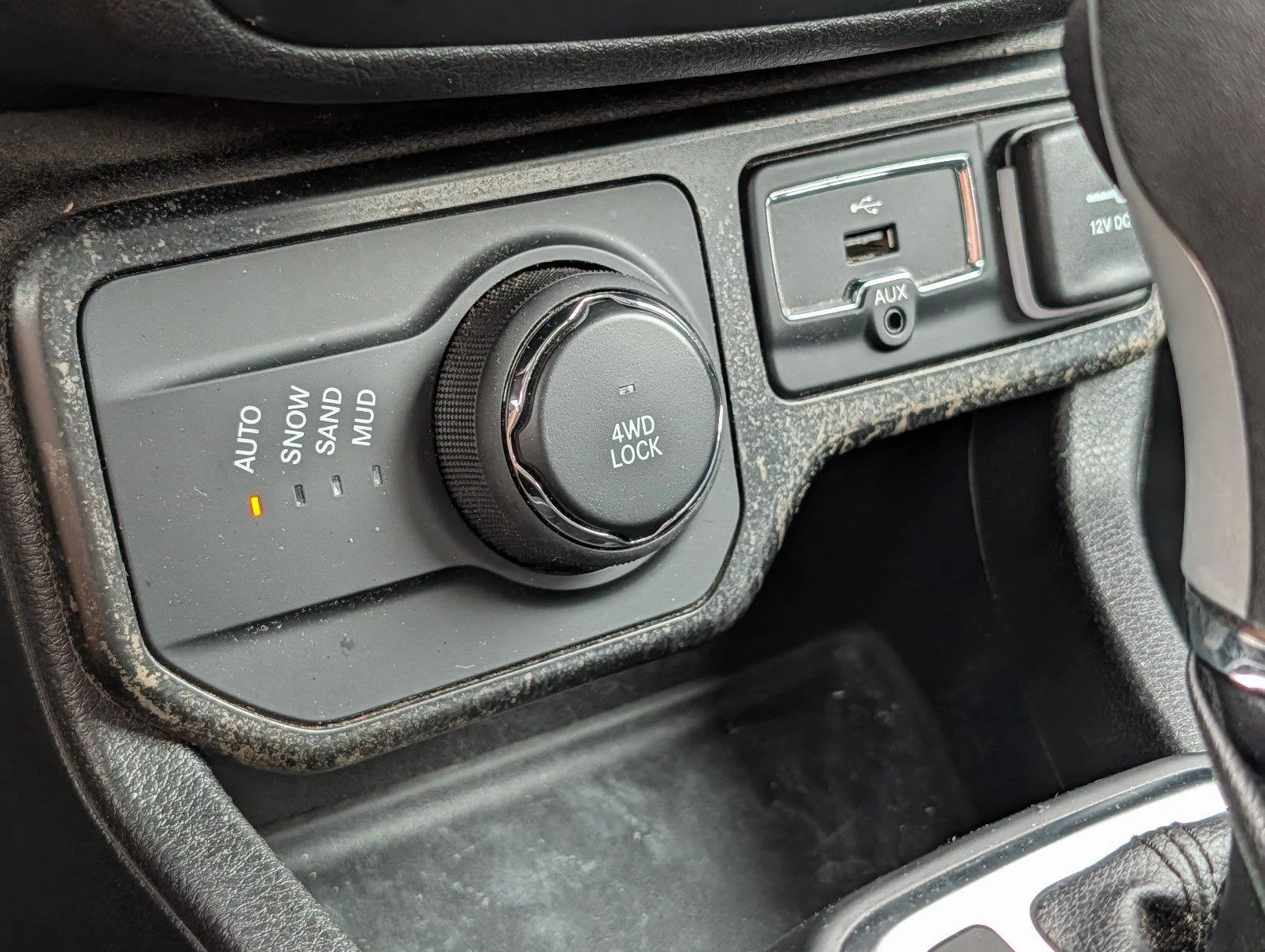 Used 2023 Alpine White Clearcoat Jeep Latitude image 19