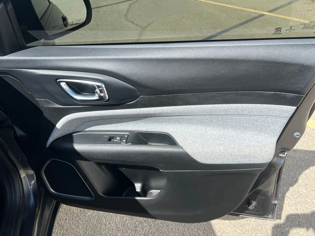 Used 2022 Granite Crystal Clearcoat Metallic Jeep Latitude image 27