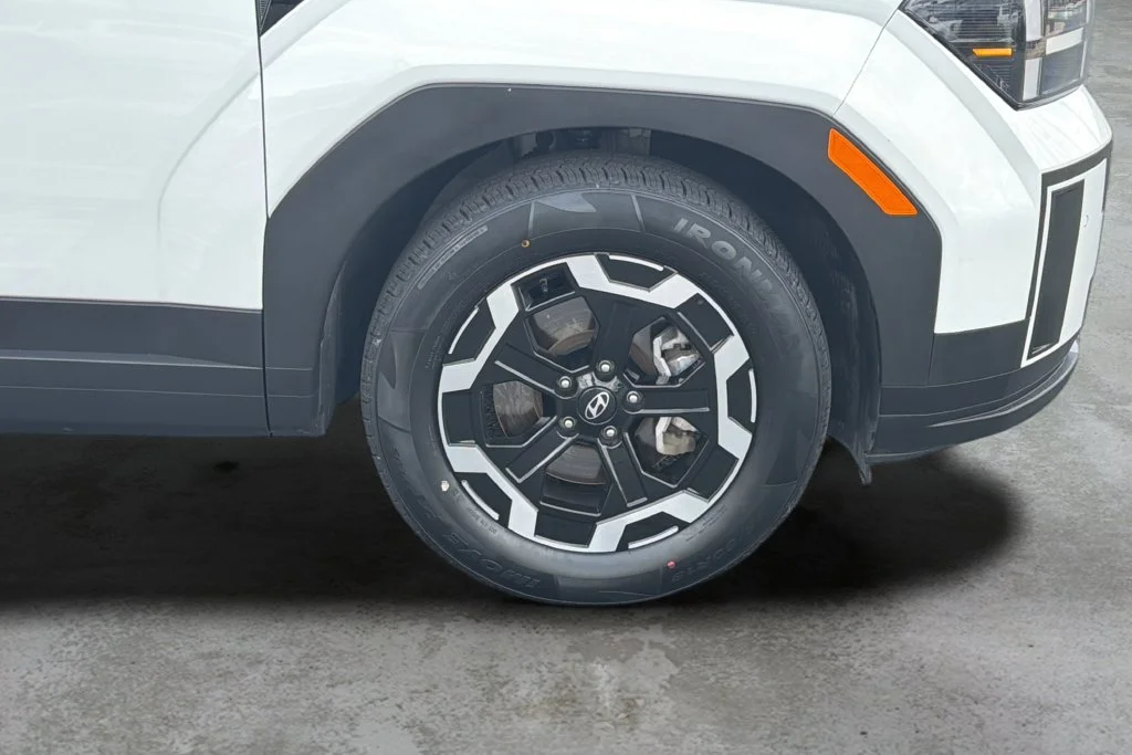 Used 2025 White Hyundai SEL image 9