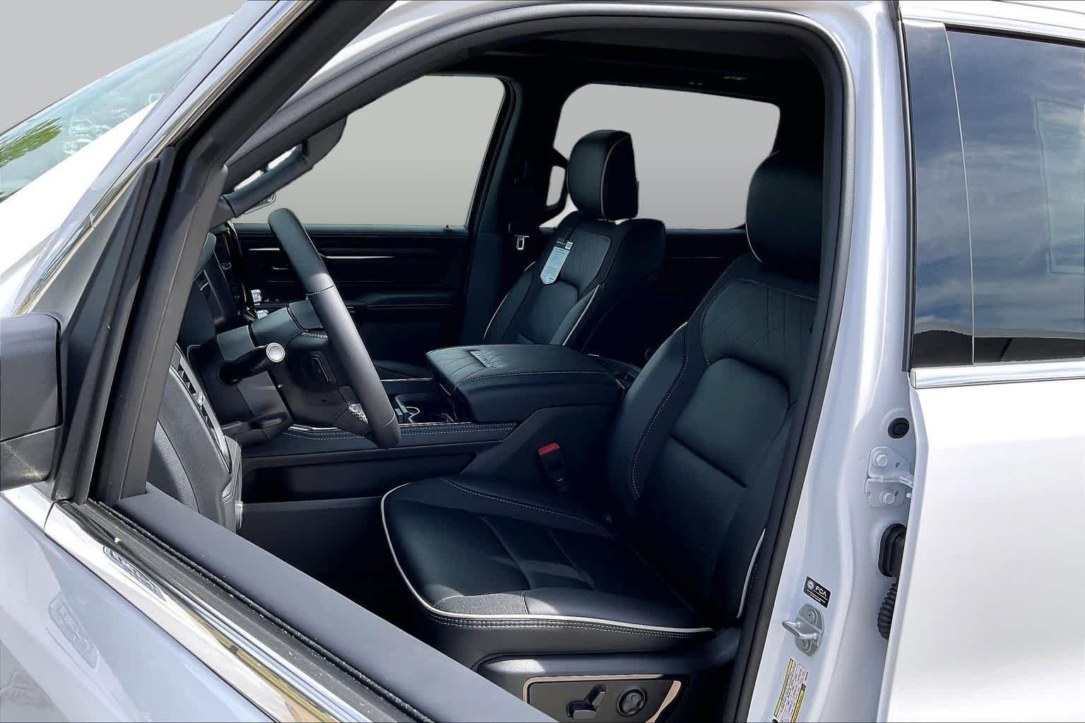 New 2027 Bright White Clear-Coat Exterior Paint RAM Limited image 9