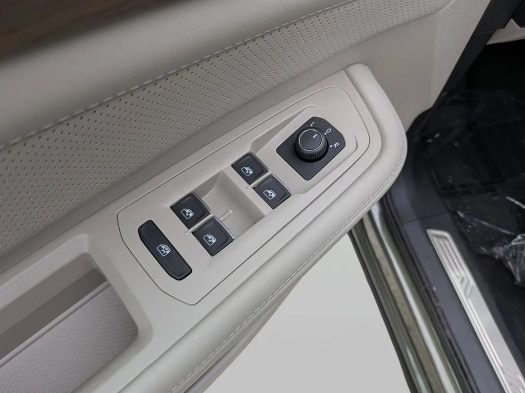 New 2026 Green Volkswagen 2.0T SE w/Technology image 15