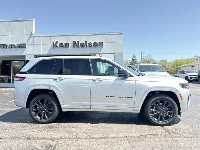 New 2026 Silver Zynith Exterior Paint Jeep Limited image 15