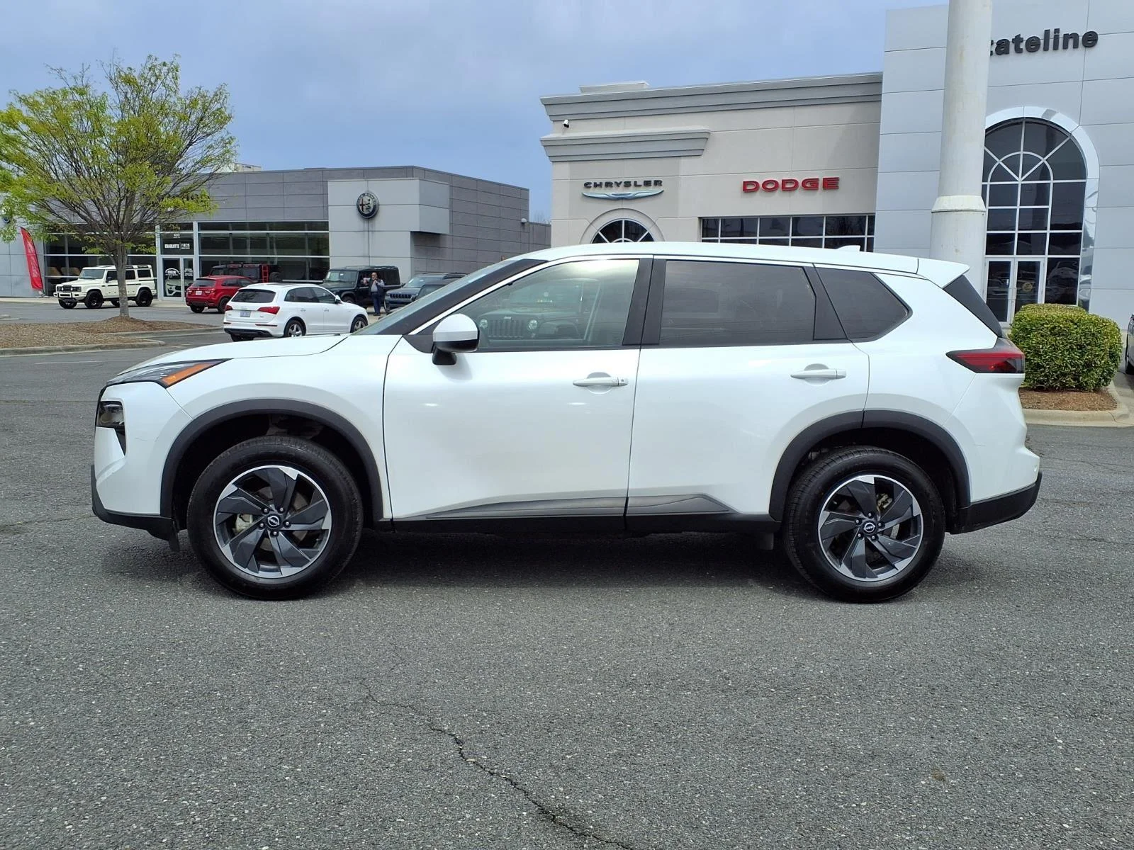 Used 2024 Everest White Pearl Nissan SV image 3