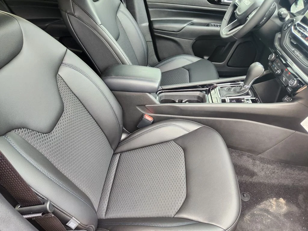 New 2026 Fathom Blue Pearl-Coat Exterior Paint Jeep Latitude image 9