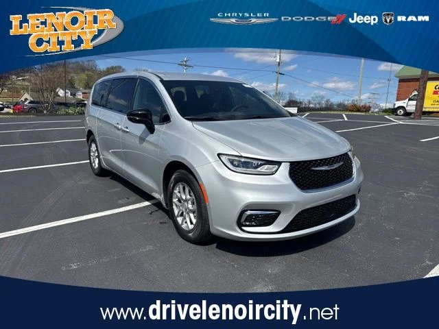 2026 Chrysler Pacifica Select's photo