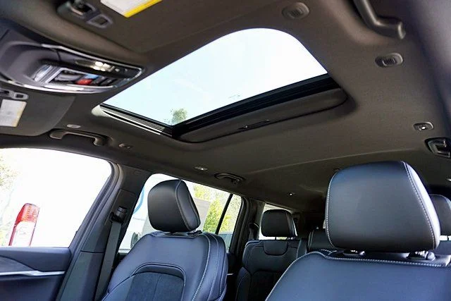 New 2026 Diamond Black Crystal Pearl-Coat Exterior Paint Jeep Laredo image 19
