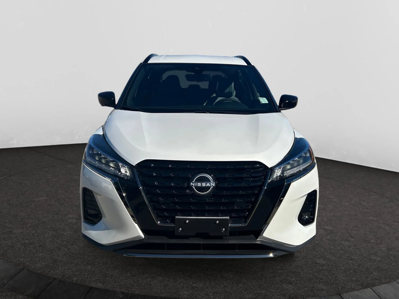 Used 2024 White Nissan SR Premium image 8