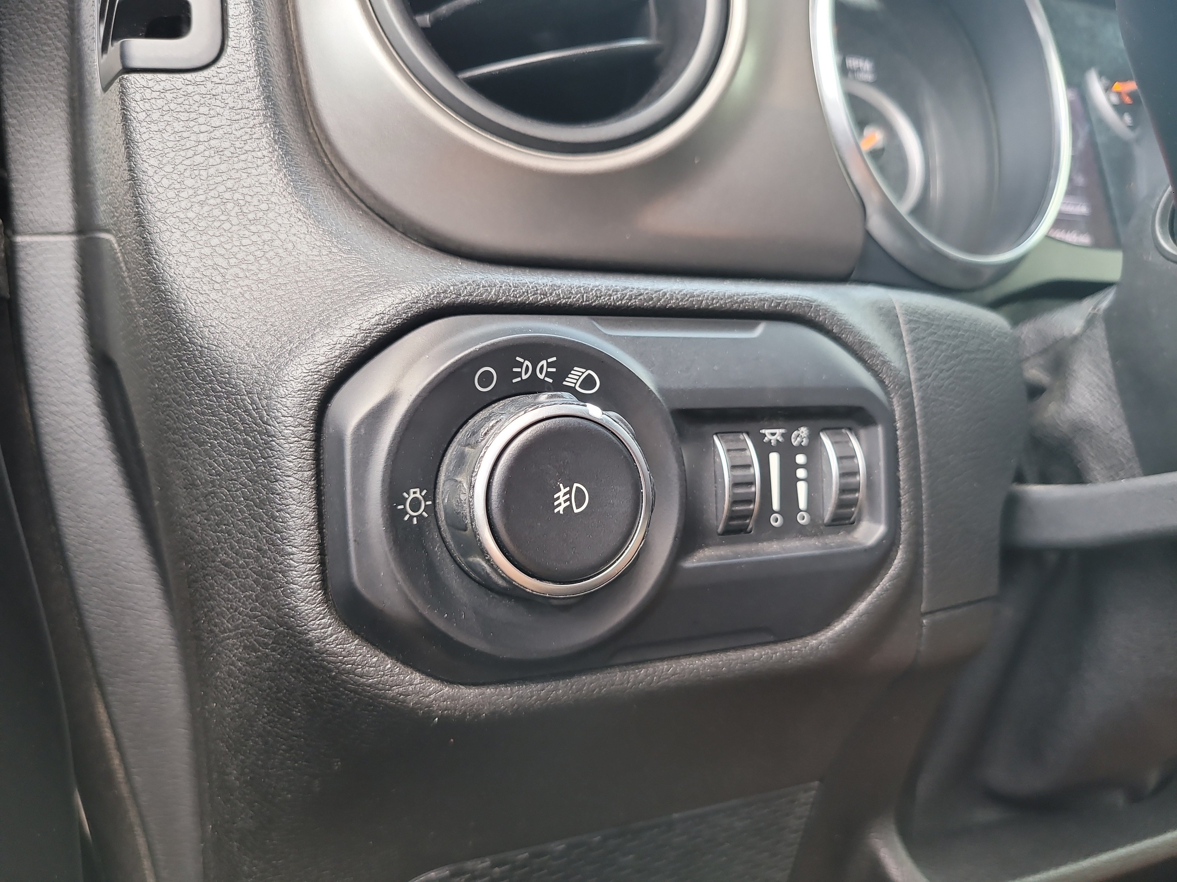 Used 2019 Granite Crystal Metallic Clearcoat Jeep Sport image 31