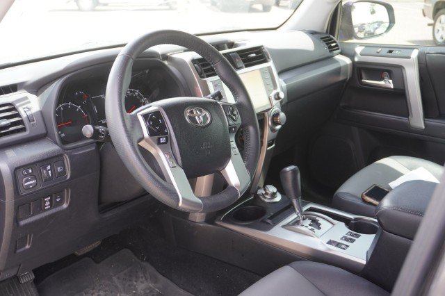 Used 2022  Toyota SR5 Premium image 19