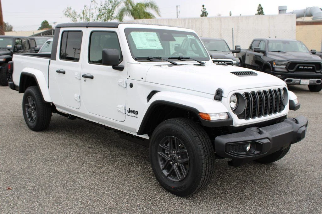 New 2026 Bright White Clear-Coat Exterior Paint Jeep Sport S image 3