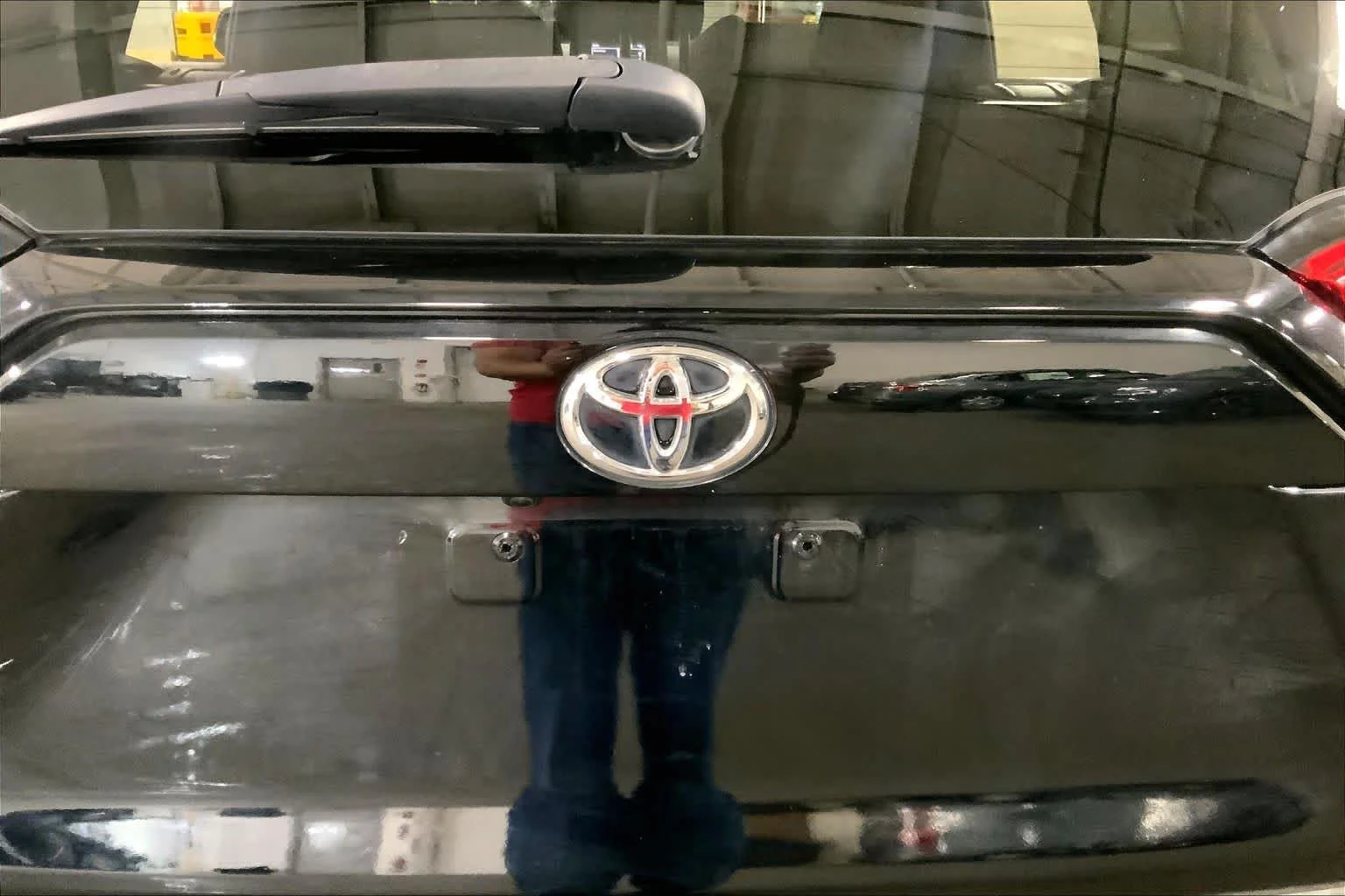 Used 2020 Midnight Black Metallic Toyota XLE image 31