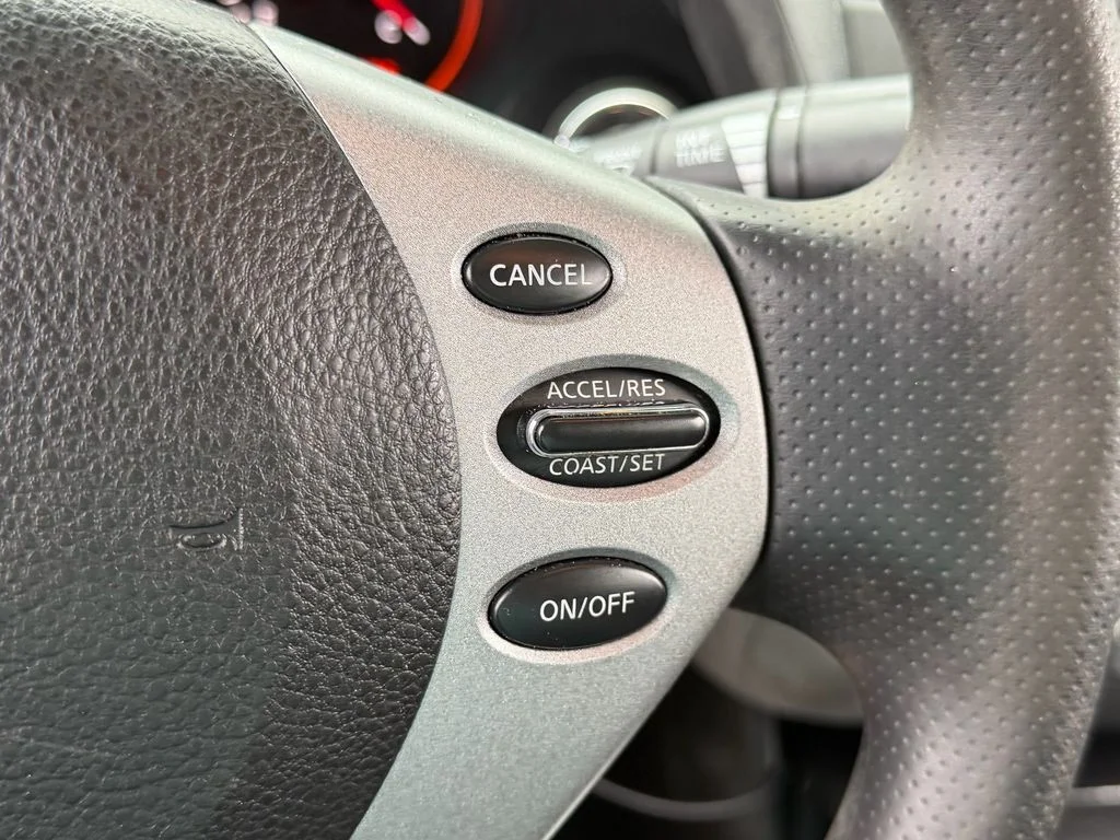 Used 2009 Red Nissan 2.5 S image 21