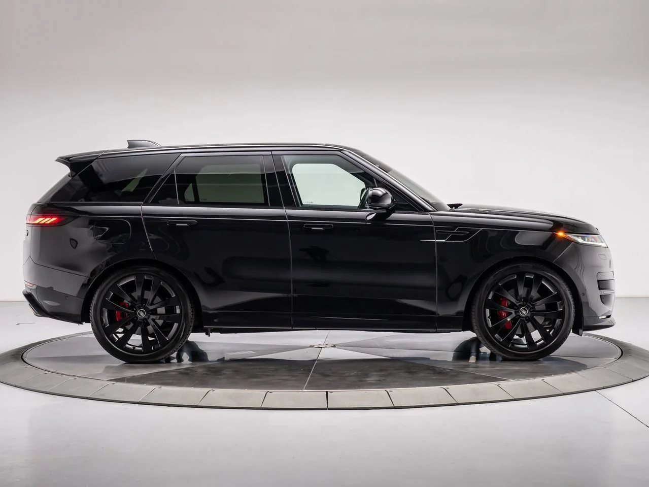 Used 2023 Black Land Rover SE Dynamic image 6