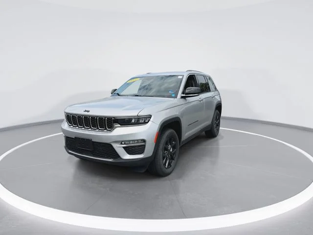 Used 2022 Silver Jeep Limited image 4