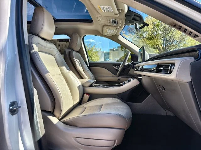 Used 2022 White Lincoln Reserve image 27