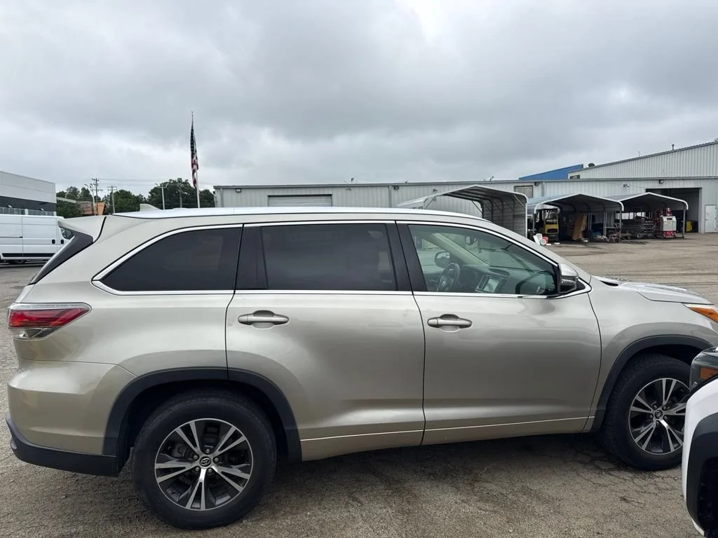Used 2016  Toyota XLE image 6