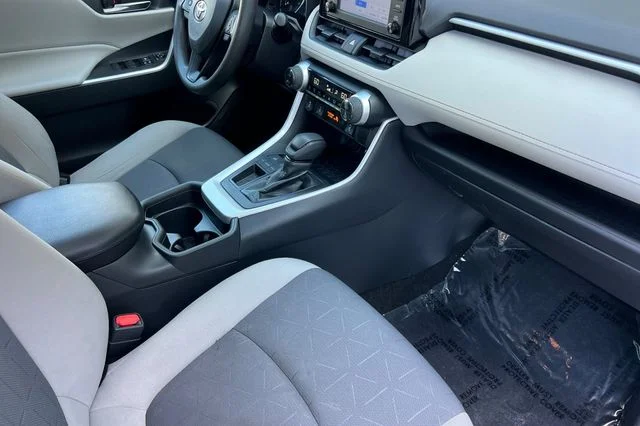 Used 2019 White Toyota XLE image 18