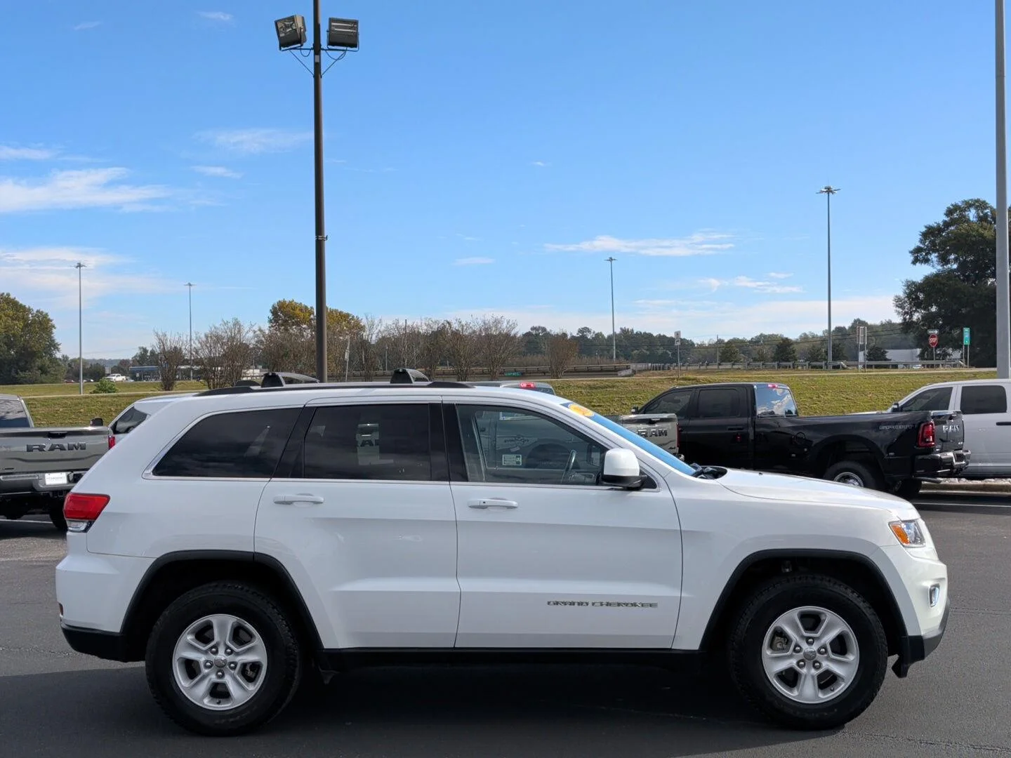 Used 2016 White Jeep Laredo image 6