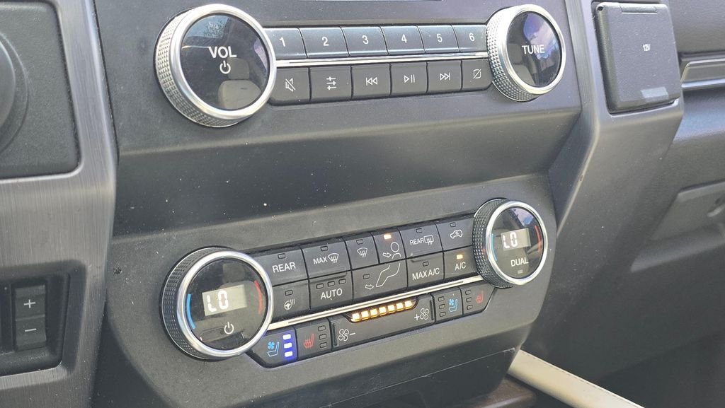 Used 2019 Black Metallic Ford Platinum image 34