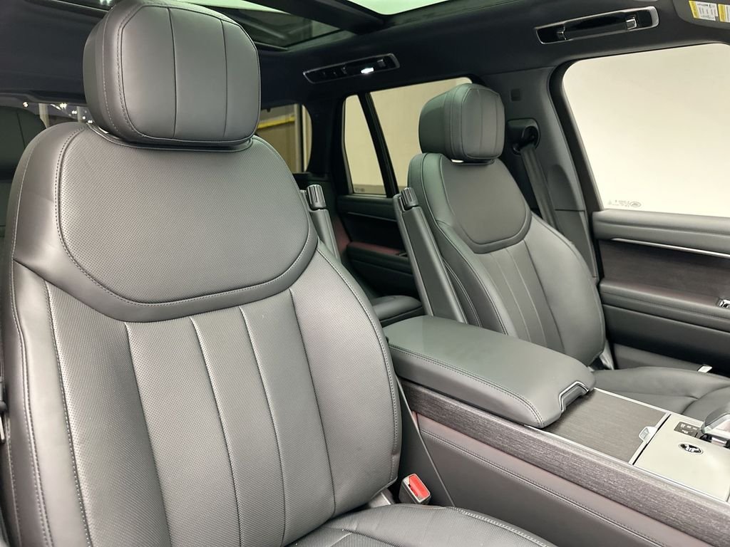Used 2025 Santorini Black Metallic Land Rover SE image 4