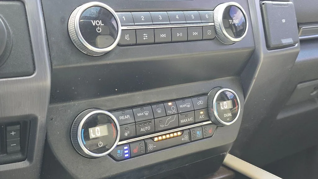 Used 2019 Black Metallic Ford Platinum image 34