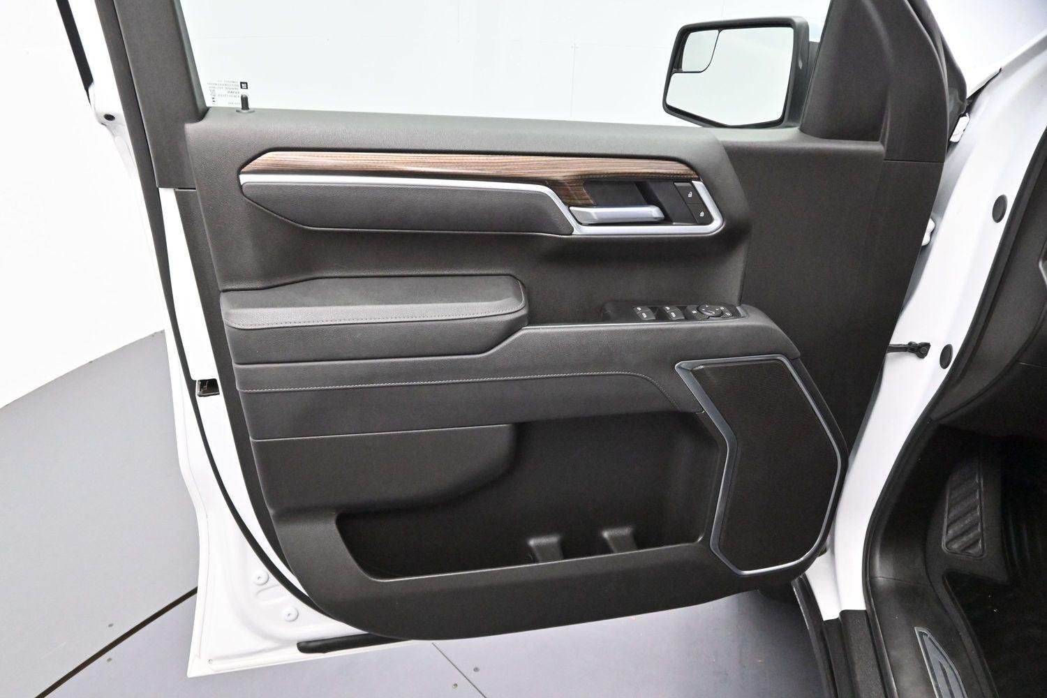 Used 2025 Summit White Chevrolet LT image 9