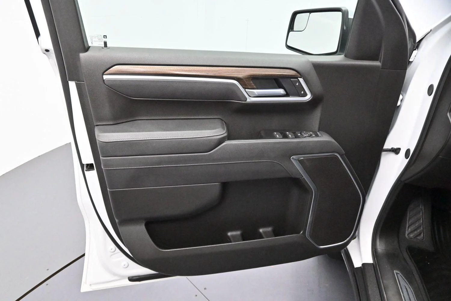 Used 2025 Summit White Chevrolet LT image 9