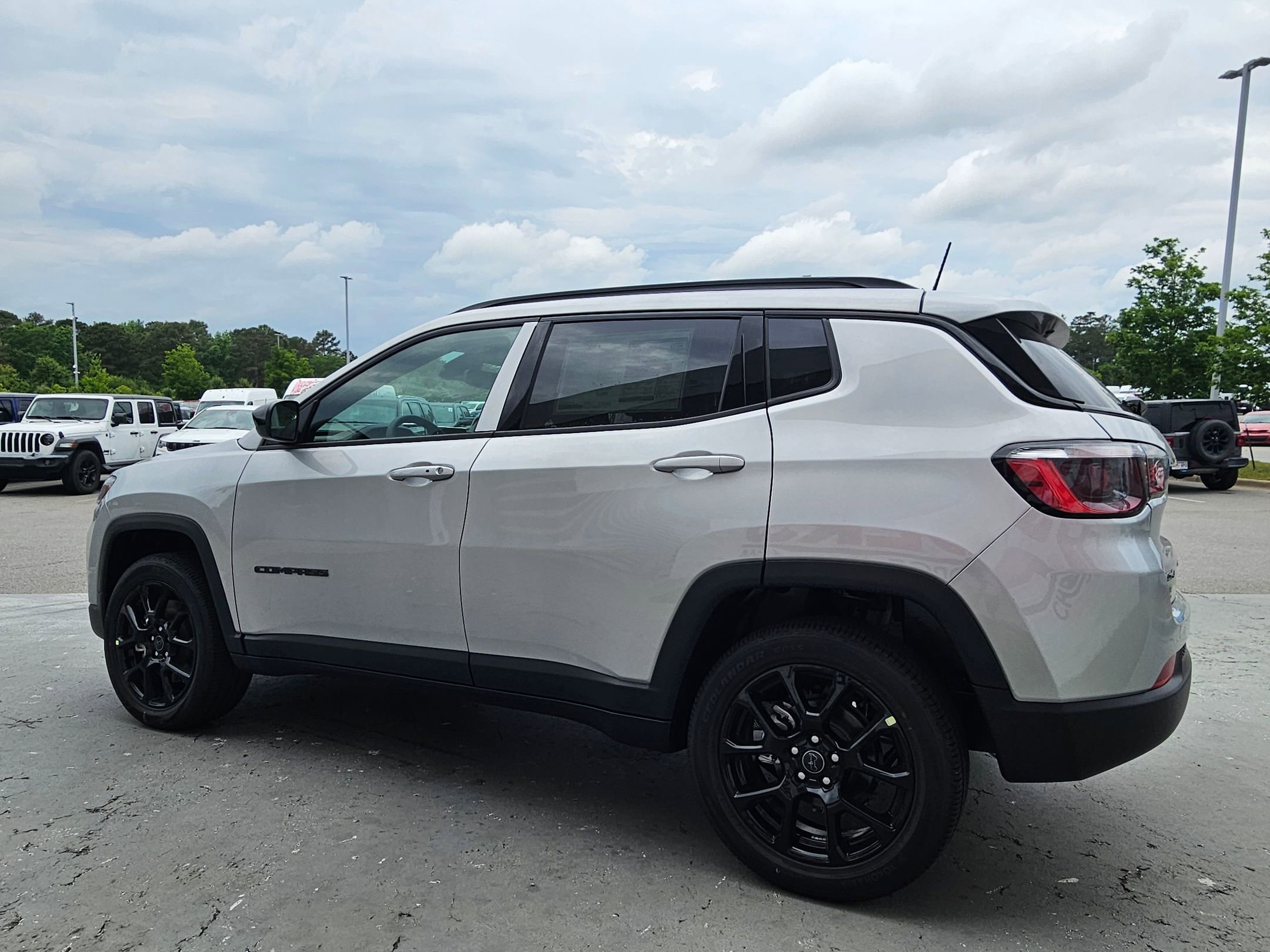 New 2026 Silver Zynith Metallic Clear-Coat Exterior Paint Jeep Latitude Altitude image 5