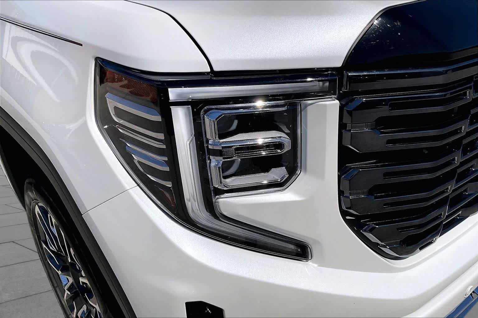 Used 2025 White Frost Tricoat GMC Denali Ultimate image 28