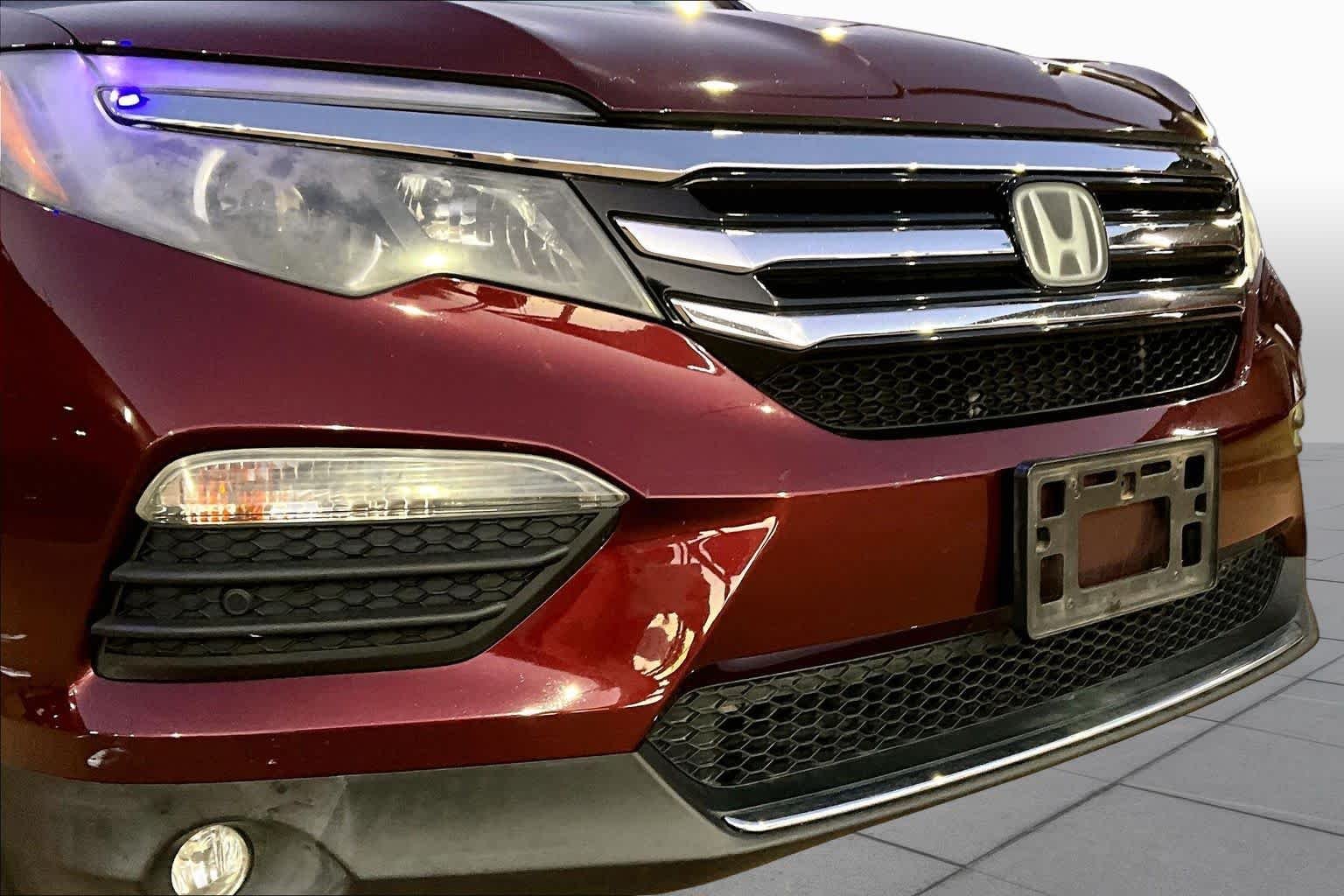 Used 2018 Deep Scarlet Pearl Honda Touring image 29