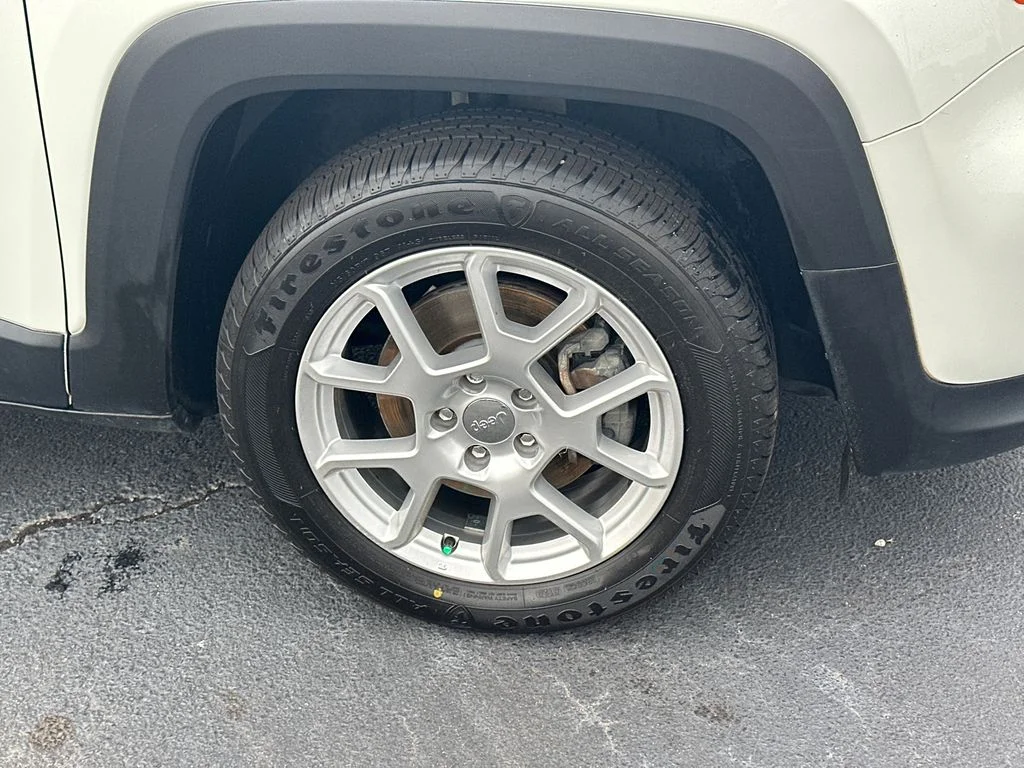 Used 2019 White Jeep Latitude image 12