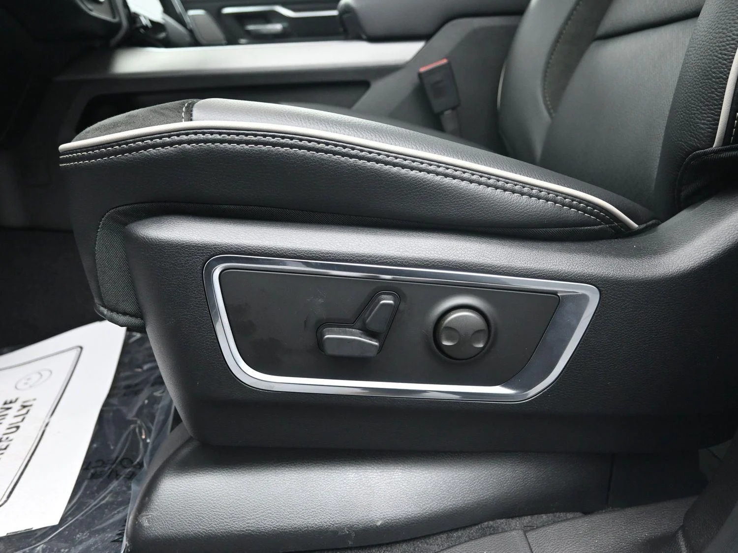 New 2026 Ivory White Tri-Coat Pearl-Coat Exterior Paint RAM Laramie image 23
